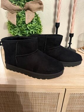 Classic Black Short Shearling-Lined Boots